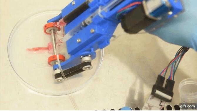 手持式3D生物打印機(jī)將皮膚細(xì)胞沉積到基材上 手持式3D生物打印機(jī)將皮膚細(xì)胞沉積到基材上