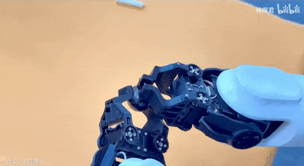 稚暉君機器人神技再現江湖!騎自行車驚呆眾人:又抽象又硬核