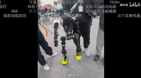 稚暉君機器人神技再現江湖!騎自行車驚呆眾人:又抽象又硬核