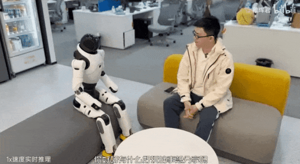 稚暉君機器人神技再現江湖!騎自行車驚呆眾人:又抽象又硬核