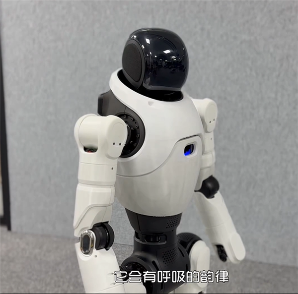 稚暉君和機器人 離不開自行車