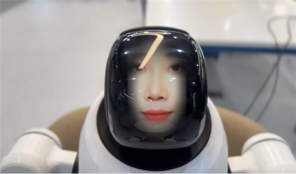 稚暉君和機器人 離不開自行車