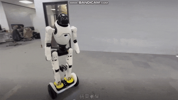 稚暉君和機器人 離不開自行車